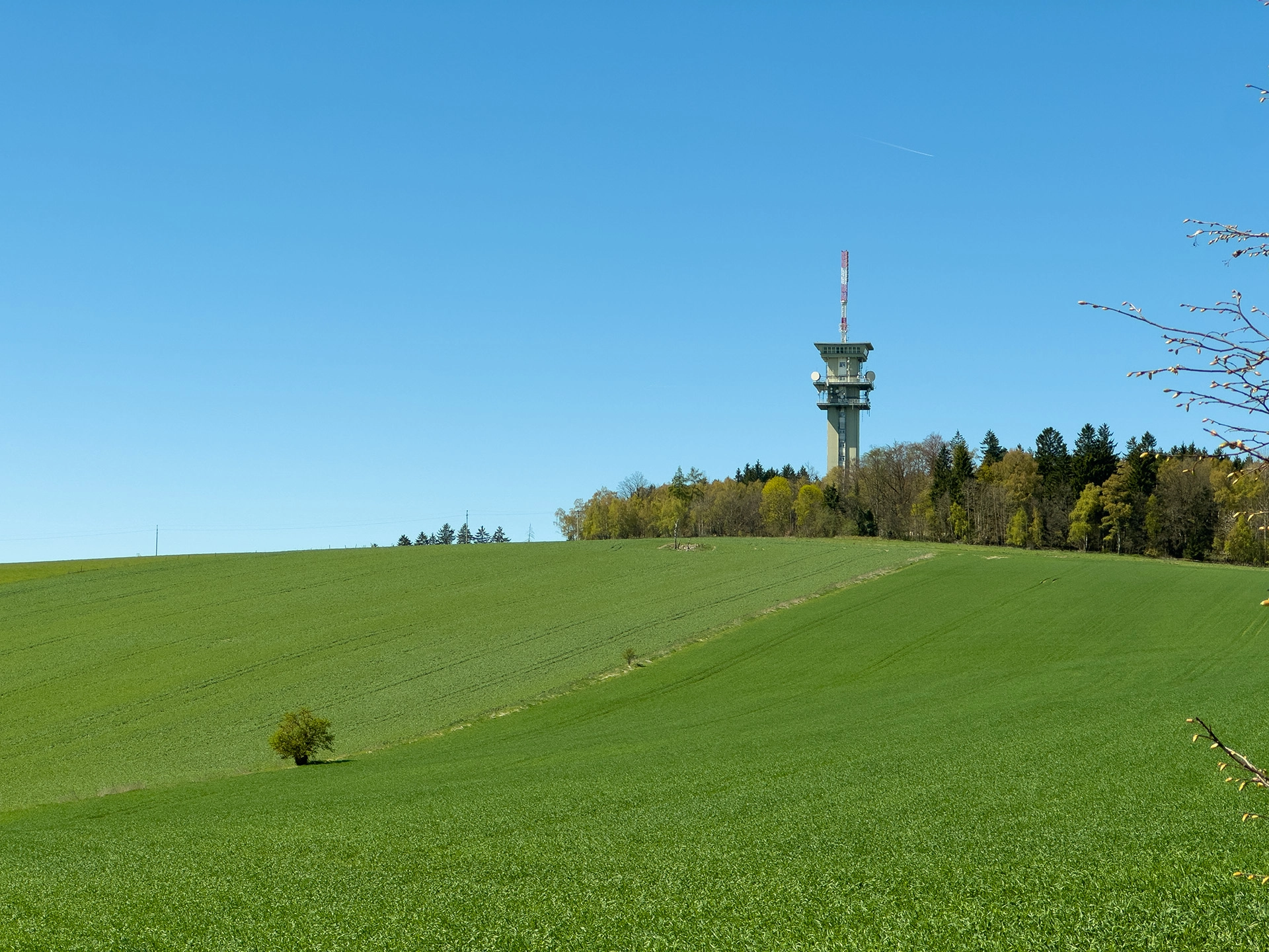 Otevřené horizonty a okolní příroda dodávají místu jedinečný pocit prostoru a svobody.
